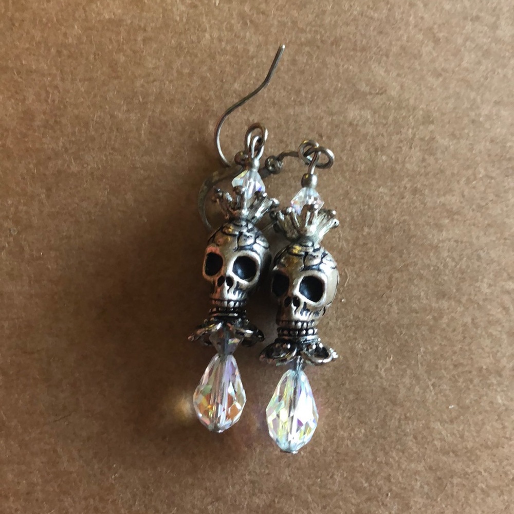 Silver dangling skull earrings with crystals